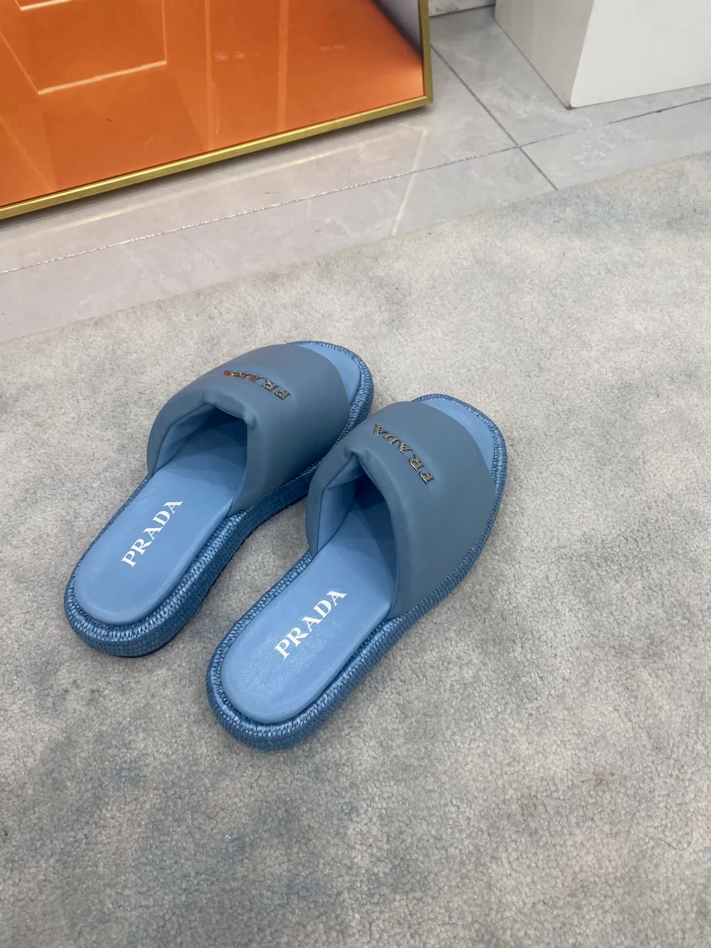 👟👟Ex-factory price 500👟👟 PRADA 2024 [Fireworks] [Fireworks] Popular straw woven series, a must-have slipper for lazy people, it looks so good on the feet. I love this hand-woven one. The upper is mixed sheepskin, and the outsole is made of imported raffia bag, ultra-light TPU, code number 5-41,